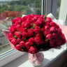 Букет «Яркое чувство» из малиновых кустовых роз